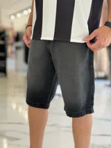 Bermuda de jean de corte baggy y tiro medio, con diseño clásico de cinco bolsillos y lavado claro.