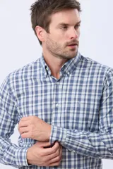 Camisa sport de manga larga a cuadros azules y blancos, con cuello abotonado y logo bordado en el pecho.