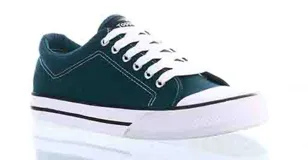 Championes Topper modelo Derby, de estilo urbano y diseño clásico. Confeccionados en lona color verde oscuro, cuentan con cordones blancos, puntera reforzada y suela de goma blanca con detalles en negro.