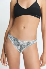 Bombacha tipo colaless con estampado animal print de serpiente en tonos grises y blancos, confeccionada en tejido suave con forro de algodón.