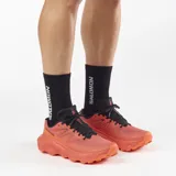 Championes de trail running Salomon Ultra Flow 2, de color negro con suela blanca y detalles en gris. Cuenta con upper de malla transpirable, entresuela amortiguada y suela con tacos para mayor tracción en terrenos difíciles.