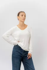 Remera de manga larga color beige, con escote redondo levemente abierto y calce regular. Confeccionada en tejido suave, liviano y con leve elasticidad.