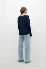 Sweater crudo de tejido de punto, con escote en V y mangas largas.