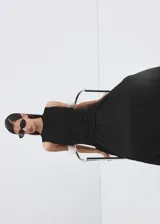 Falda midi negra de corte evasé, tiro medio, con cintura elástica y lazo lateral.