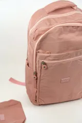 Mochila de poliéster color gris, con compartimentos con cierre, bolsillos laterales y estuche haciendo juego.