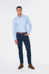 Pantalón de gabardina marrón, estilo chino de corte recto, con cinco bolsillos y presillas para cinturón.