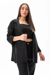 Blazer negro de corte entallado, con cierre frontal con botones y bolsillos.