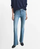 Jeans de corte recto y tiro medio, confeccionados en denim de algodón con un toque de elastano. Presentan un acabado clásico en tono azul claro con bajo desflecado.