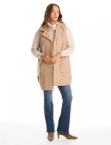 Chaleco de paño color beige, con cuello solapa, cierre frontal con botones y bolsillos aplicados en la parte delantera.