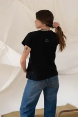 Remera blanca de algodón de manga corta y cuello redondo.