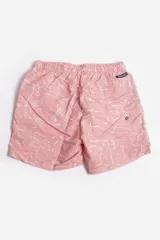 Short de baño celeste con estampado de hojas pequeñas en tonos verdes y blancos. Cuenta con cintura elástica con cordón ajustable, bolsillos laterales y un parche circular con logo en la parte inferior.