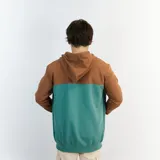 Campera con capucha marrón y verde con cierre frontal y logo bordado en el pecho.
