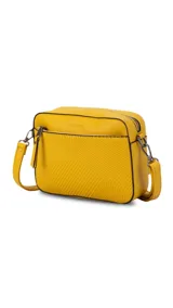 Bandolera color bordó con diseño texturizado geométrico en el frente, bolsillo frontal con cierre, bolsillo trasero con cierre y compartimento principal con divisiones. Incluye correa extensible.