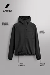 Sudadera técnica color bordó con capucha, cierre frontal completo y bolsillo en el pecho con cremallera oculta. Tejido elástico con interior efecto polar y estructura waffle. Presenta puños adaptables con ajuste para el pulgar.