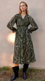 Vestido midi de gasa estampada en tonos verde y blanco, con escote en V y mangas largas con elástico en los puños.