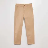 Pantalón chino color beige, corte slim fit, con bolsillos laterales y traseros.