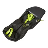 Mochila negra de poliéster con logo de New Balance estampado en blanco, asa de mano amarilla y bolsillo frontal con cierre.