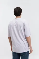 Remera blanca de algodón, corte oversize, manga corta y cuello redondo.