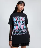Remera negra de algodón con cuello redondo y manga corta. Presenta un estampado frontal con cinco retratos de estilo K-Pop dentro de corazones azules y rosados, y la inscripción "SADABOYS" en la parte inferior.