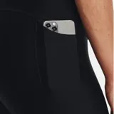 Calza Under Armour de mujer color negro, con logo en la pierna izquierda y aberturas en el ruedo.