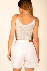 Short de jean blanco con roturas y terminación desflecada.