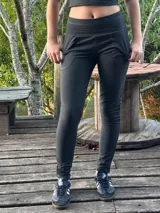 Pantalón gris de lycra de algodón, tiro alto, corte slim, con faja ancha en la cintura y doble bolsillo delantero y trasero.