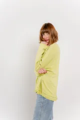 Remera color arena de corte holgado y mangas largas.