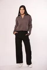 Pantalon sastrero de corte recto y tiro alto, con pretina ancha, cierre frontal con botón y bolsillos laterales.