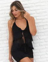Top negro con cuello halter, volados en el escote y cierre con lazos en el frente.