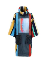 Vestido o abrigo unisex confeccionado con tela de jeans reciclada y bolsillos grandes reutilizados. Estampado con la obra de arte “Destinos” de Inés Garibaldi.