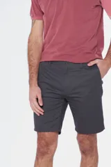 Bermuda gris con bolsillos laterales y traseros.