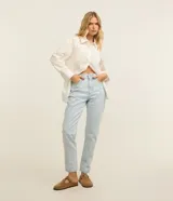 Pantalón mom fit de denim celeste claro con efecto delavé, tiro alto y bolsillos funcionales.