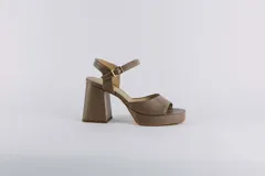 Sandalias rojas de cuero con plataforma y taco cuadrado.