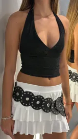 Top halter negro con brillo, corte ajustado y escote pronunciado en V.