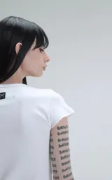 Remera de manga corta y cuello redondo, confeccionada en tejido ribb de algodón. Presenta un corte ajustado al cuerpo y largo hasta la cadera.