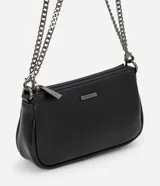 Cartera tipo baguette de Satinato, confeccionada en poliuretano con acabado que imita el cuero. Presenta un formato compacto, cierre superior con cremallera y herrajes metálicos en tono oscuro. Incluye una correa de cadena metálica desmontable.