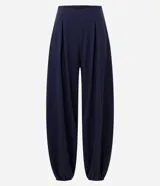 Pantalón largo femenino texturizado color azul marino, modelo aladim, con volumen amplio en las piernas y estrechamiento en el ruedo. Posee cintura elástica incorporada y pliegues delanteros.