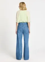 Pantalón de jean celeste de corte palazzo, tiro alto, con trabillas y cinturón de tela a juego con hebilla forrada.