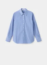 Camisa de corte recto confeccionada en mezcla de algodón y lyocell, con diseño de rayas finas, cuello camisero, manga larga con puños abotonados y cierre frontal de botones.