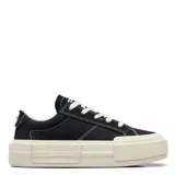 Championes Converse modelo Cruise Low Top, color negro con suela de plataforma de goma en tono crema. Presenta costuras blancas visibles y cordones al tono.