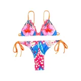 Bikini de dos piezas con estampado floral y tropical. El corpiño es de estilo triangular con bordes decorativos y tiras regulables. La bombacha es de corte tanga con tiras laterales ajustables.