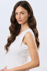 Musculosa de algodón color beige, de corte clásico con cuello redondo y diseño liso.