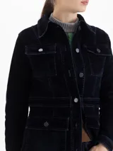 Chaqueta de denim velvet color azul oscuro, con estructura entallada, cuello camisero, cierre frontal con botones y cuatro bolsillos frontales con tapa.