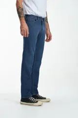 Pantalón de jean azul oscuro, corte recto, tiro medio y cinco bolsillos.