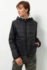 Campera puffer negra de nylon con capucha y peluche en el interior.