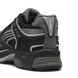 Championes Puma modelo Skyjet, color negro con detalles en gris y plateado, diseño técnico inspirado en running con estructura de malla y superposiciones sintéticas.