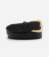 Cinturón femenino de cuero con estructura firme, trabilla reforzada y hebilla metálica de diseño redondeado en color dorado.