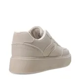 Championes urbanos de plataforma color beige, con diseño de paneles superpuestos y cierre mediante cordones al tono.