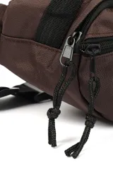 Riñonera negra con dos compartimentos con cierre, correa ajustable y parche decorativo con texto en el frente.