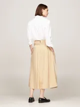 Falda midi color beige de corte evasé, con cinturón con hebilla metálica en forma de D y cierre de cremallera.